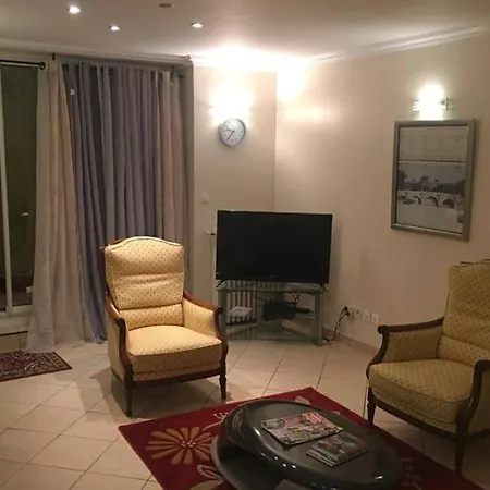 Апартаменты Irigny: Maison Calme A 10 Minutes De Lyon Ириньи